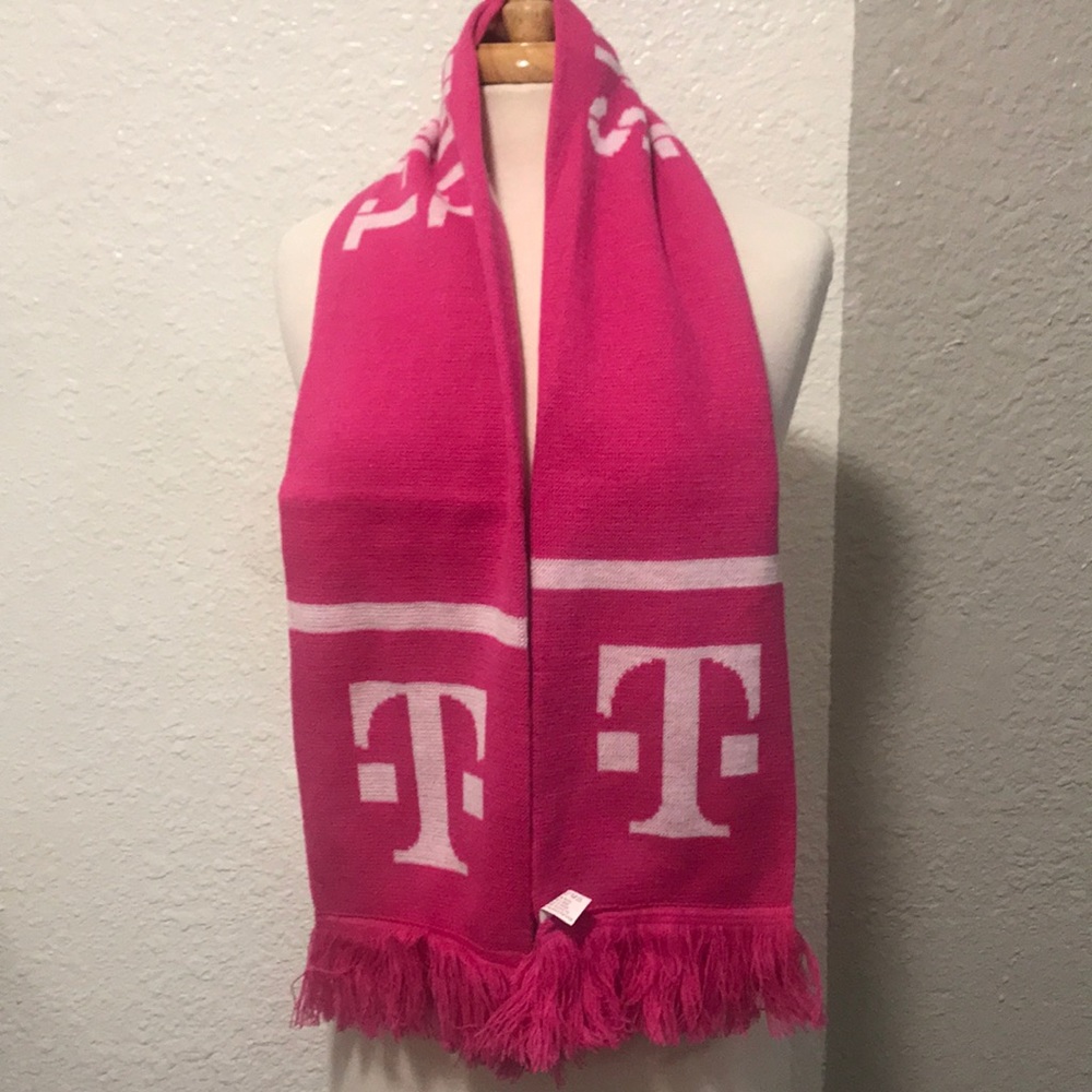 T-mobile Tuesday  club scarf